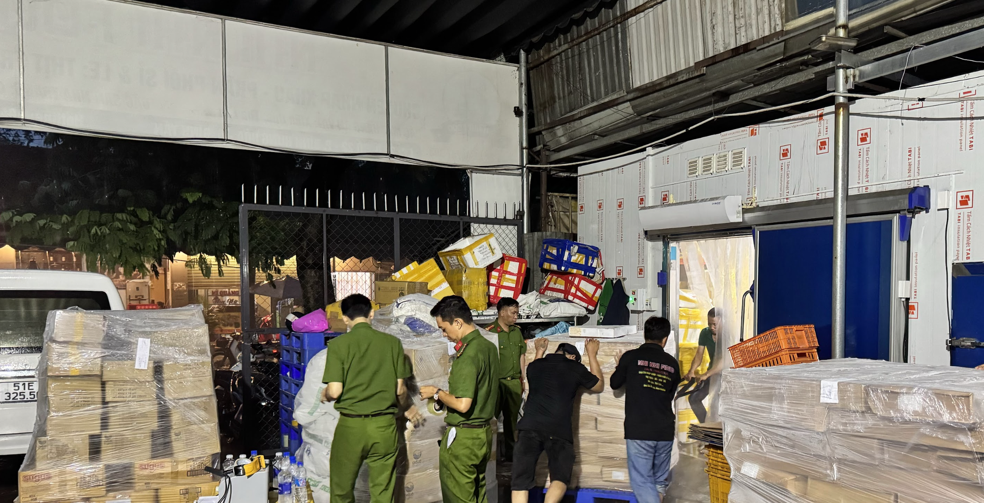 Bên trong kho lạnh ở TP HCM chứa hơn 70 tấn nội tạng, thịt không rõ nguồn gốc- Ảnh 13.