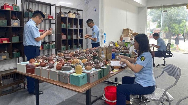 Đột kích kho hàng ở Móng Cái, phát hiện hơn 5.000 tuýp thuốc trị ngứa và 400 lít siro nhập lậu- Ảnh 1. Đột kích kho hàng ở Móng Cái, phát hiện hơn 5.000 tuýp thuốc trị ngứa và 400 lít siro nhập lậu- Ảnh 1.