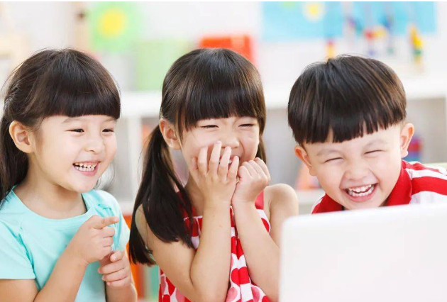 Gửi con cho hàng xóm 30 phút, mẹ Hà Nội nhận lại bức ảnh và tin nhắn 