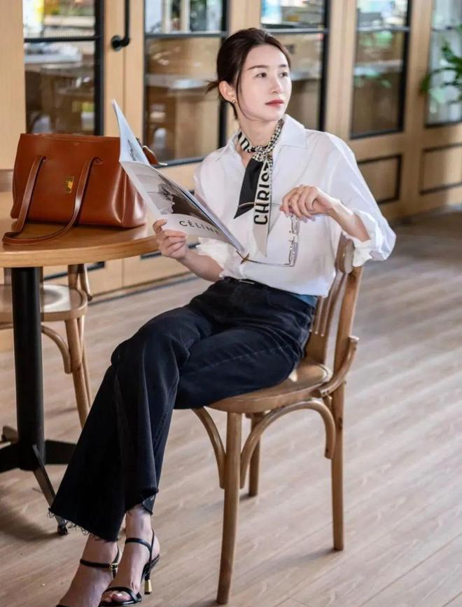 Khăn lụa - "vũ khí" thời trang biến hóa từ cổ đến toàn thân, giúp bạn nâng tầm phong cách trong tích tắc- Ảnh 4.