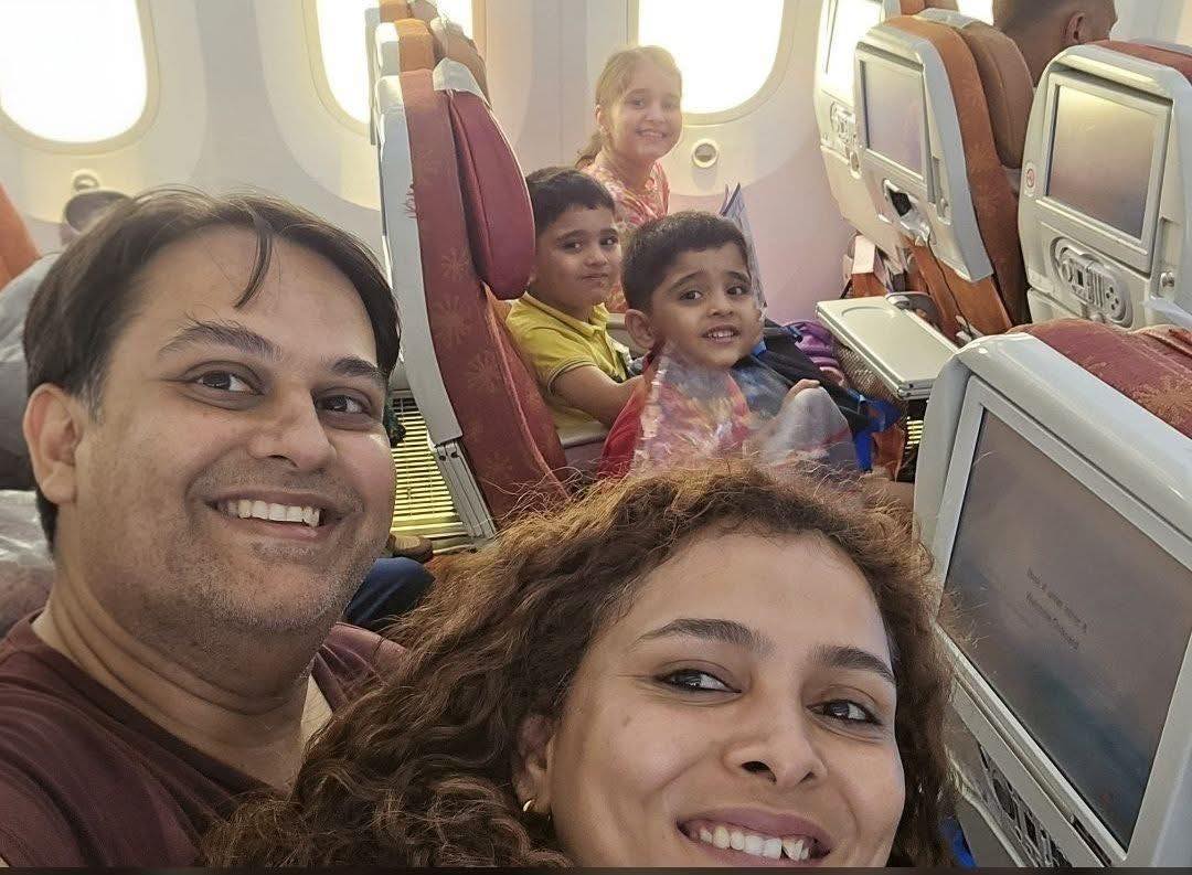 Bức ảnh gia đình 5 người đầy ám ảnh trên chuyến bay Air India định mệnh: "Khởi đầu mới" của 1 tiến sĩ, 1 bác sĩ và 3 đứa con thơ đã thành tro tàn- Ảnh 1.