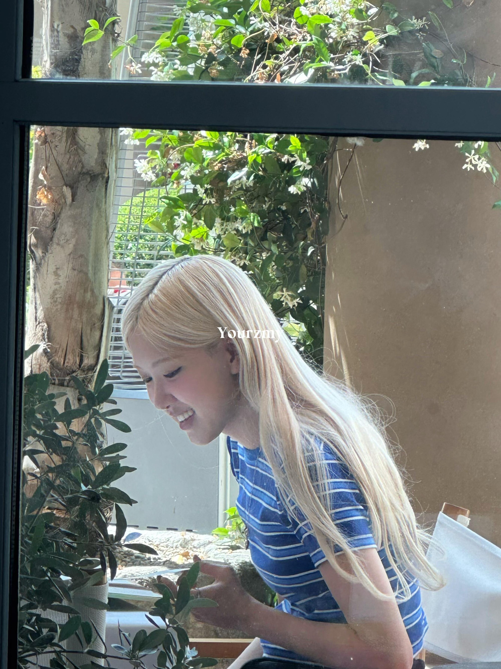 Bức ảnh đi uống cà phê khiến Rosé (BLACKPINK) bị chỉ trích 