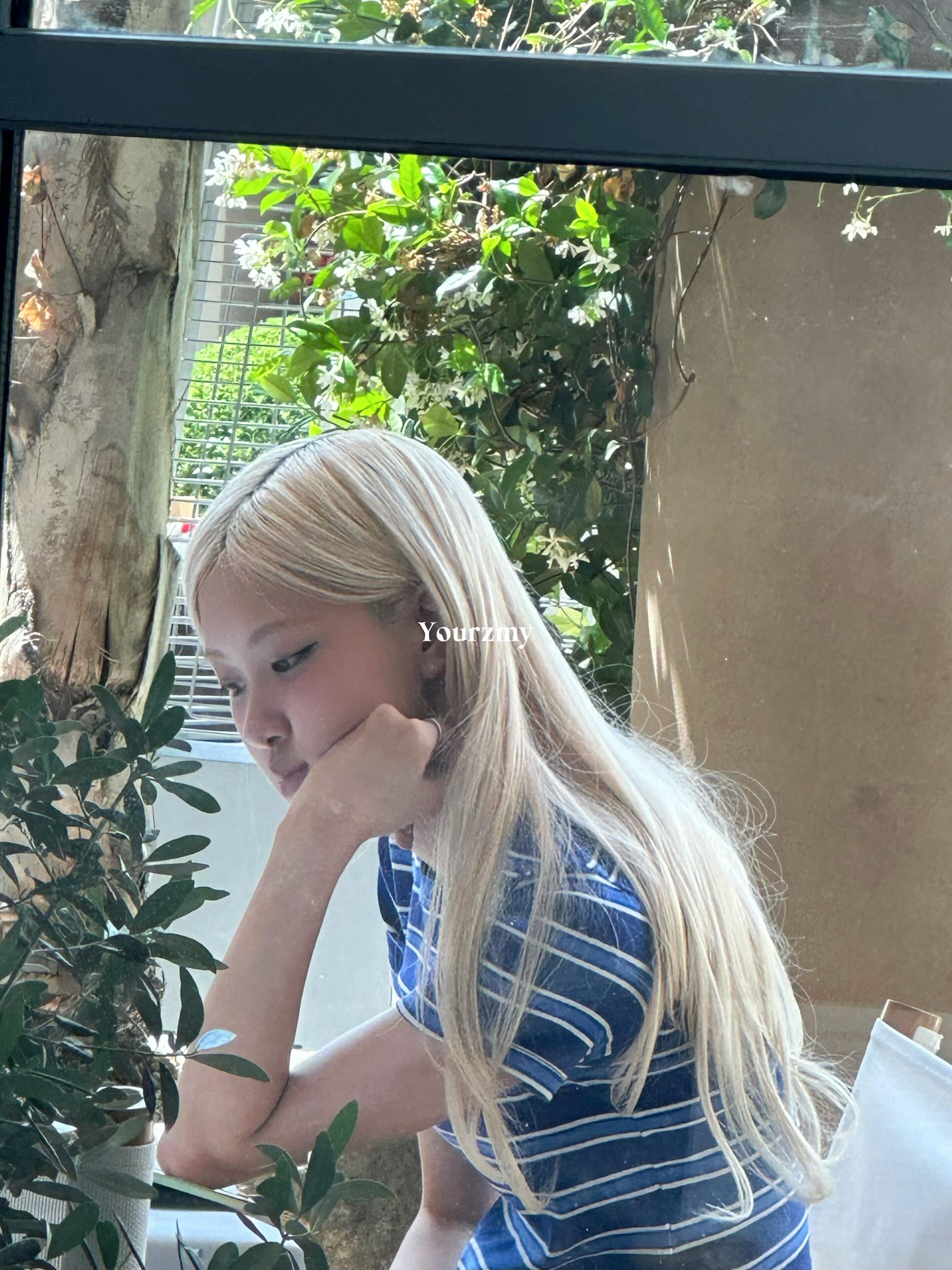Bức ảnh đi uống cà phê khiến Rosé (BLACKPINK) bị chỉ trích 