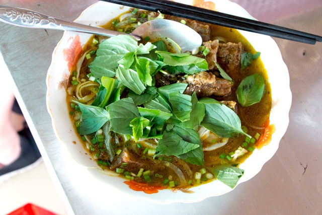 Khách Tây thốt lên khi trải nghiệm ẩm thực đường phố ở TP.HCM: Các món ngon có ở khắp mọi nơi- Ảnh 5.