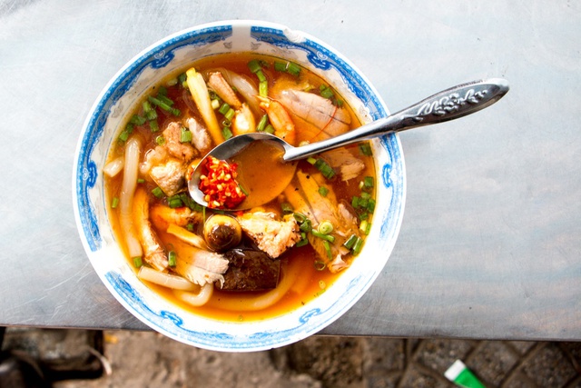 Khách Tây thốt lên khi trải nghiệm ẩm thực đường phố ở TP.HCM: Các món ngon có ở khắp mọi nơi- Ảnh 4.