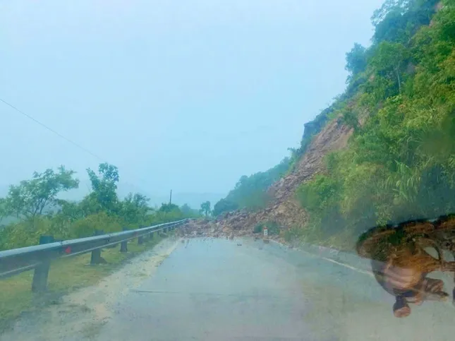 Mưa lũ tại miền Trung diễn biến phức tạp: Vỡ đê quai đập chứa 1 triệu m3 nước ở Quảng Bình- Ảnh 5.