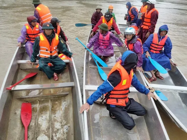 Mưa lũ tại miền Trung diễn biến phức tạp: Vỡ đê quai đập chứa 1 triệu m3 nước ở Quảng Bình- Ảnh 7.