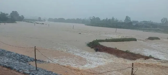 Mưa lũ tại miền Trung diễn biến phức tạp: Vỡ đê quai đập chứa 1 triệu m3 nước ở Quảng Bình- Ảnh 1.