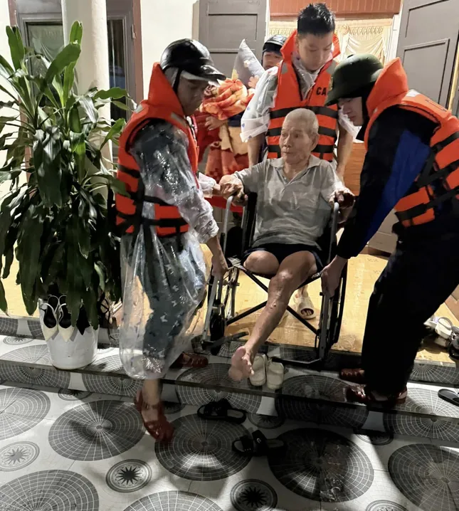 Mưa lũ tại miền Trung diễn biến phức tạp: Vỡ đê quai đập chứa 1 triệu m3 nước ở Quảng Bình- Ảnh 10.