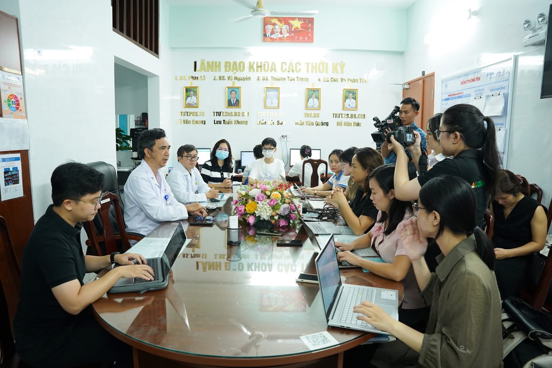 Quang cảnh buổi thông tin báo chí. Quang cảnh buổi thông tin báo chí.