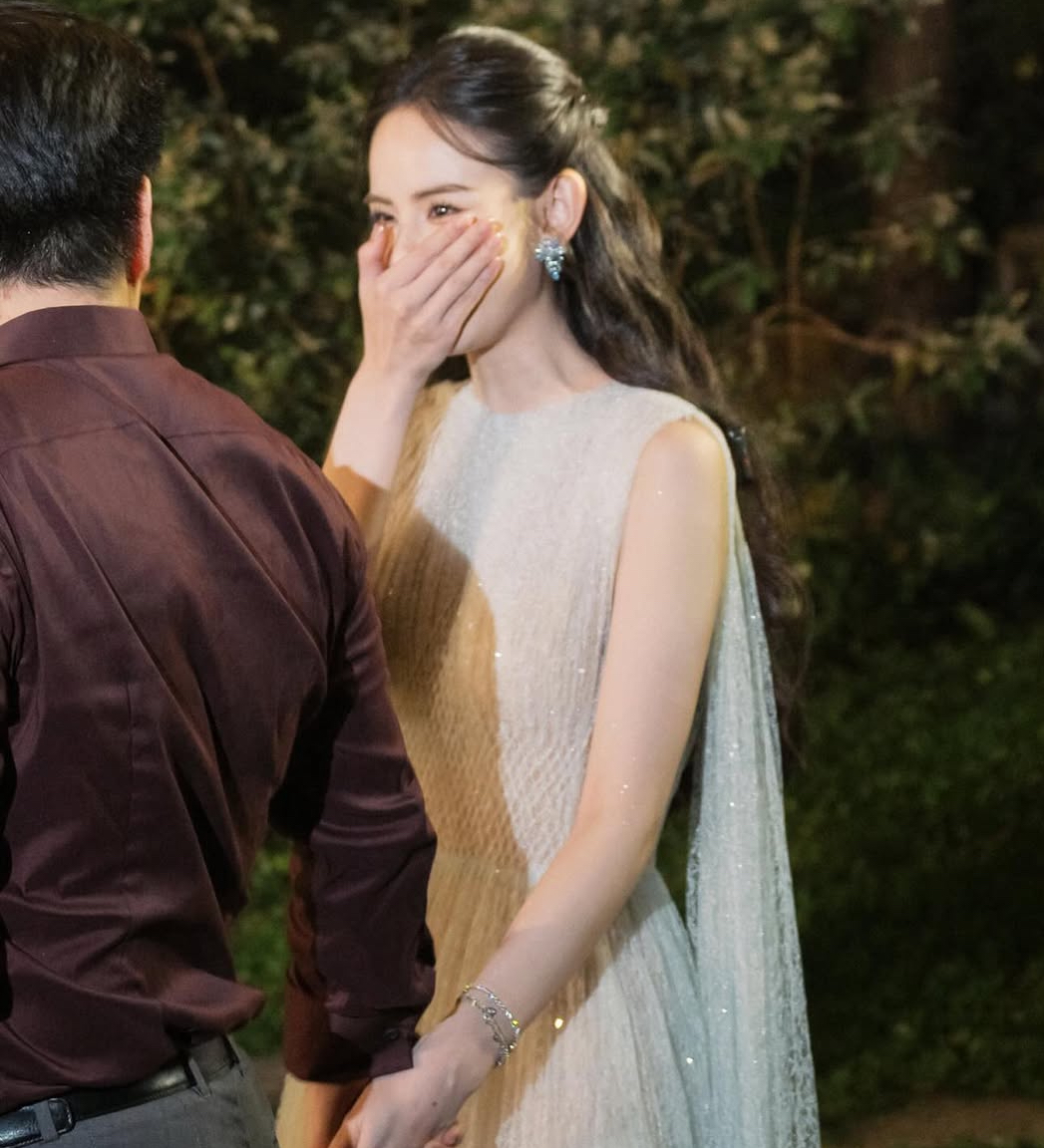 HOT: Lộ khoảnh khắc mỹ nhân 2k2 được chồng gia thế khủng cầu hôn sau 3 tháng yêu, netizen nhìn vào chỉ thắc mắc 1 chuyện!- Ảnh 3.