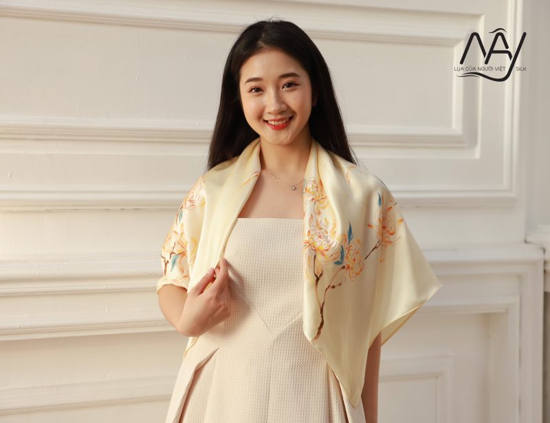 Khăn lụa - "vũ khí" thời trang biến hóa từ cổ đến toàn thân, giúp bạn nâng tầm phong cách trong tích tắc- Ảnh 10.