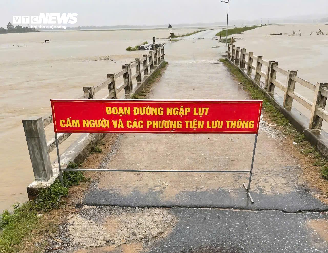 Lũ lên nhanh, nhiều vùng từ Huế đến Quảng Bình ngập trong nước- Ảnh 7.