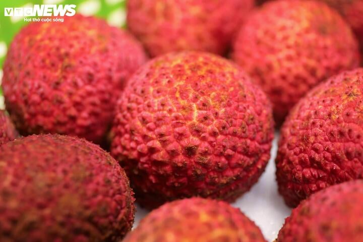 Vải không hạt Trung Quốc đổ bộ chợ Việt, giá gần 1 triệu đồng/kg- Ảnh 2.