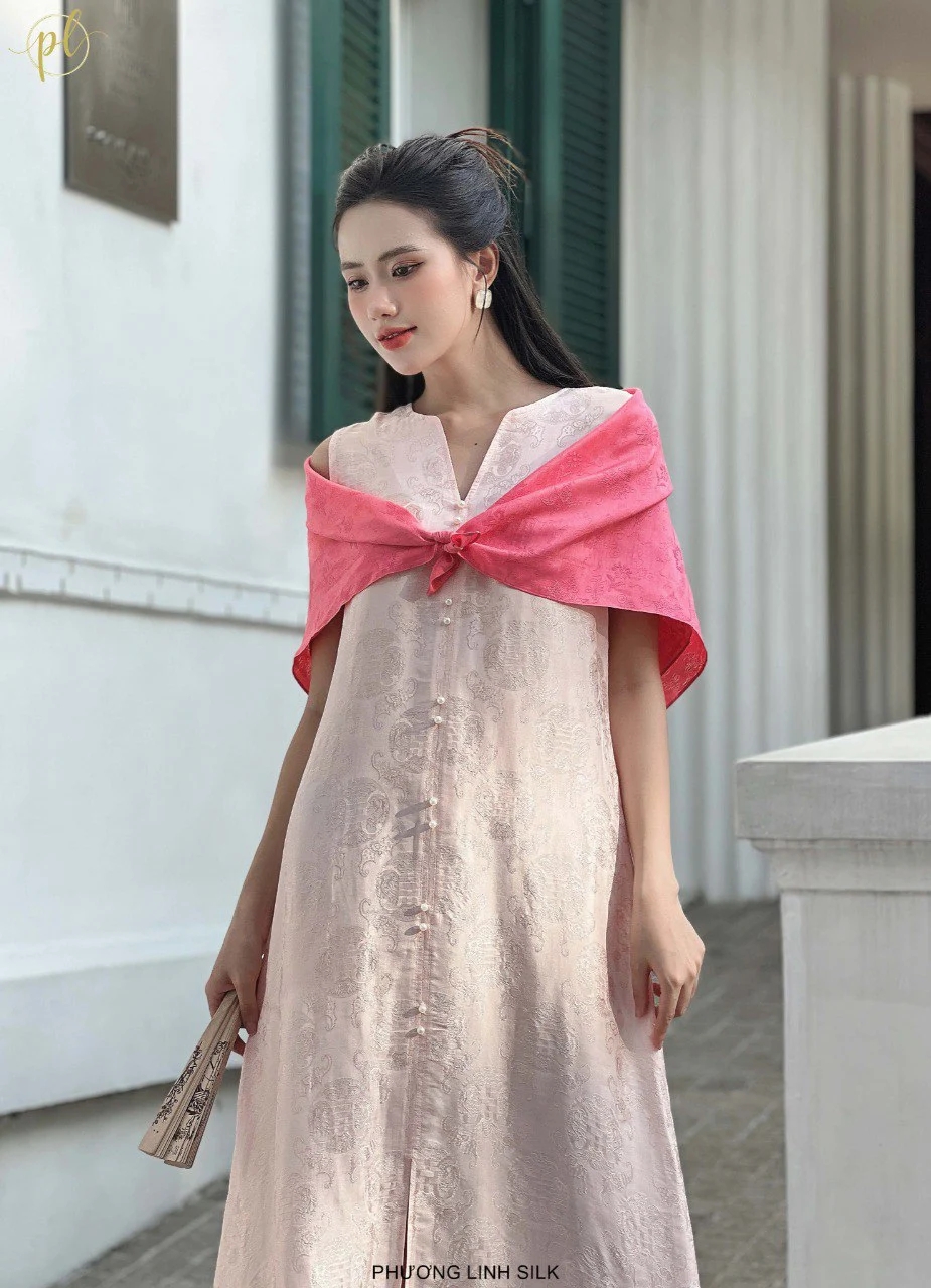 Khăn lụa - "vũ khí" thời trang biến hóa từ cổ đến toàn thân, giúp bạn nâng tầm phong cách trong tích tắc- Ảnh 12.
