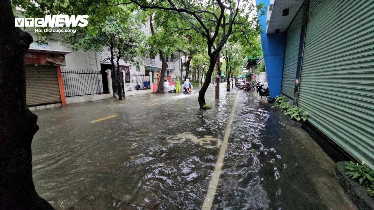 Lũ lên nhanh, nhiều vùng từ Huế đến Quảng Bình ngập trong nước- Ảnh 2.