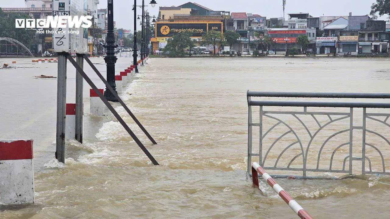 Lũ lên nhanh, nhiều vùng từ Huế đến Quảng Bình ngập trong nước- Ảnh 1.