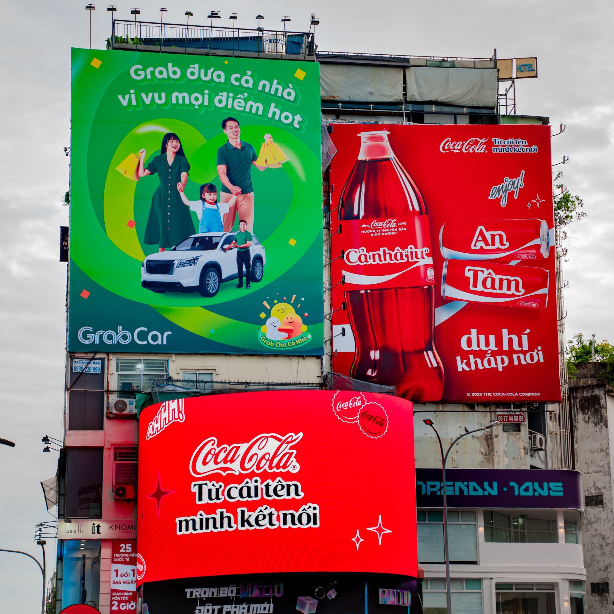 Dân tình phản ứng ra sao khi được loạt thương hiệu "réo" tên khắp các billboard?- Ảnh 1.