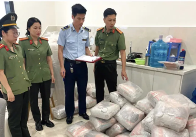 Triệt phá cơ sở sản xuất, kinh doanh thức ăn cho thú cưng nghi giả mạo nhãn hiệu- Ảnh 1. Triệt phá cơ sở sản xuất, kinh doanh thức ăn cho thú cưng nghi giả mạo nhãn hiệu- Ảnh 1.