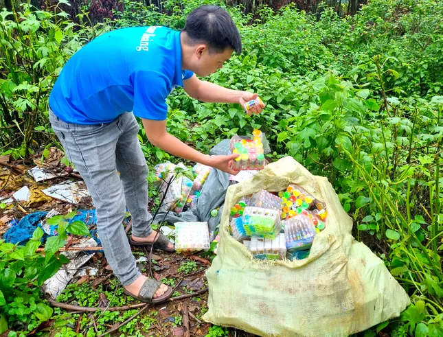 Bánh kẹo, đồ chơi trẻ em bị vứt thành đống dọc đường vắng TP Pleiku- Ảnh 5.