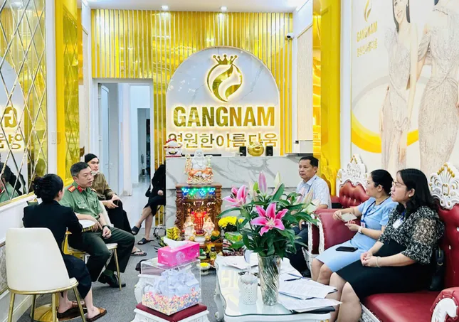 Công an kiểm tra thẩm mỹ viện căng da mặt cho khách ở gần phòng bếp- Ảnh 1.