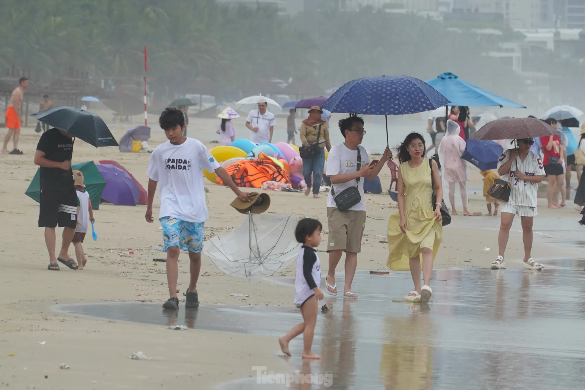 Dành dụm cả năm để đi du lịch Đà Nẵng thì... dính bão- Ảnh 5.