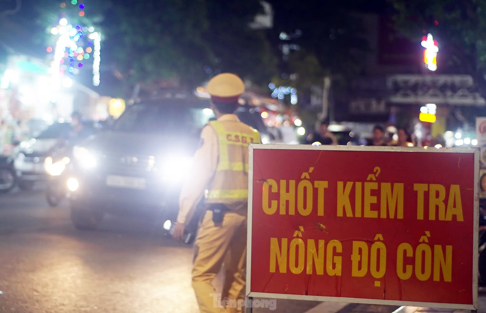 Phát hiện nhiều tài xế vi phạm nồng độ cồn khi chở vợ, con ở phố cổ Hà Nội- Ảnh 2.