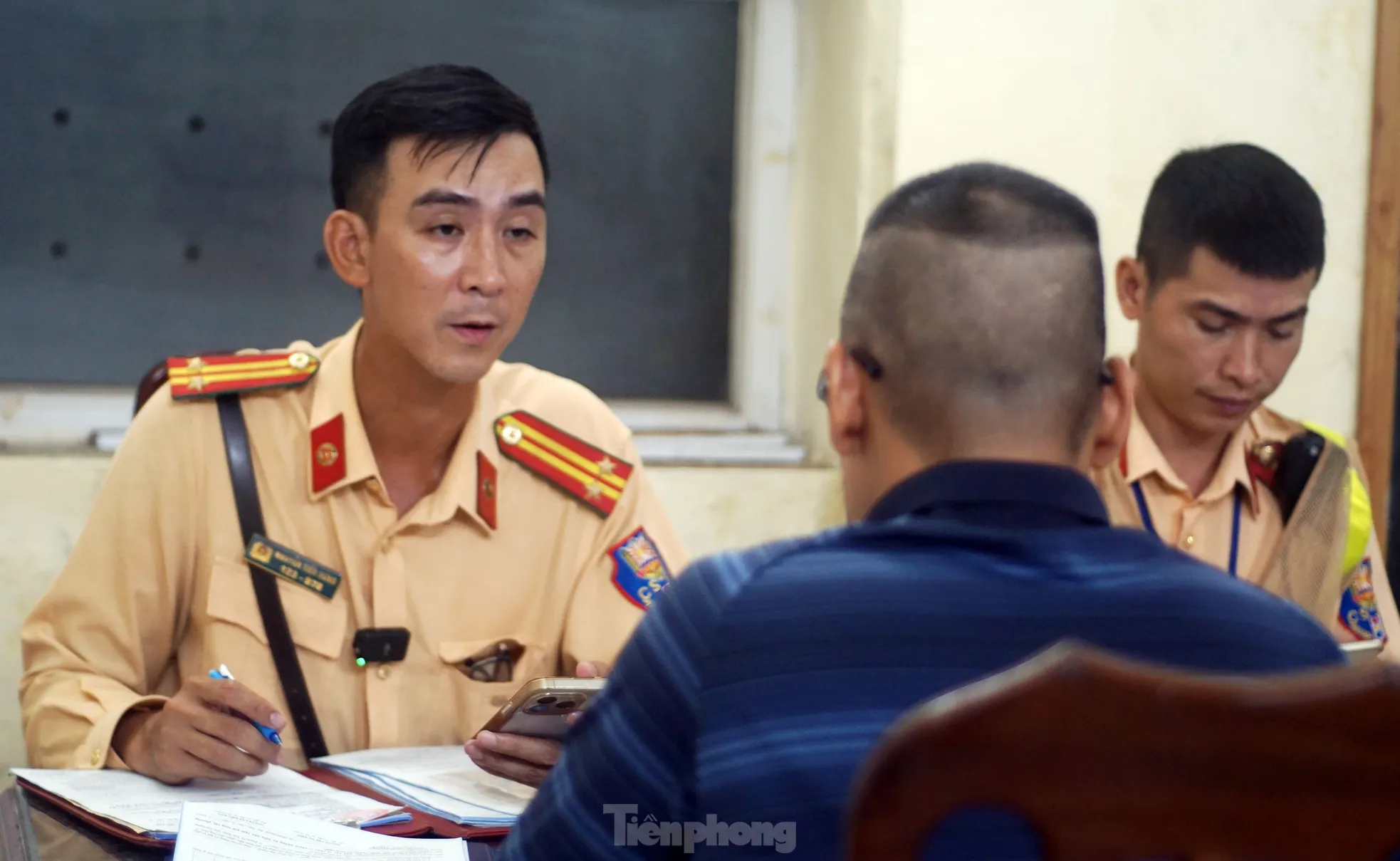 Phát hiện nhiều tài xế vi phạm nồng độ cồn khi chở vợ, con ở phố cổ Hà Nội- Ảnh 3.