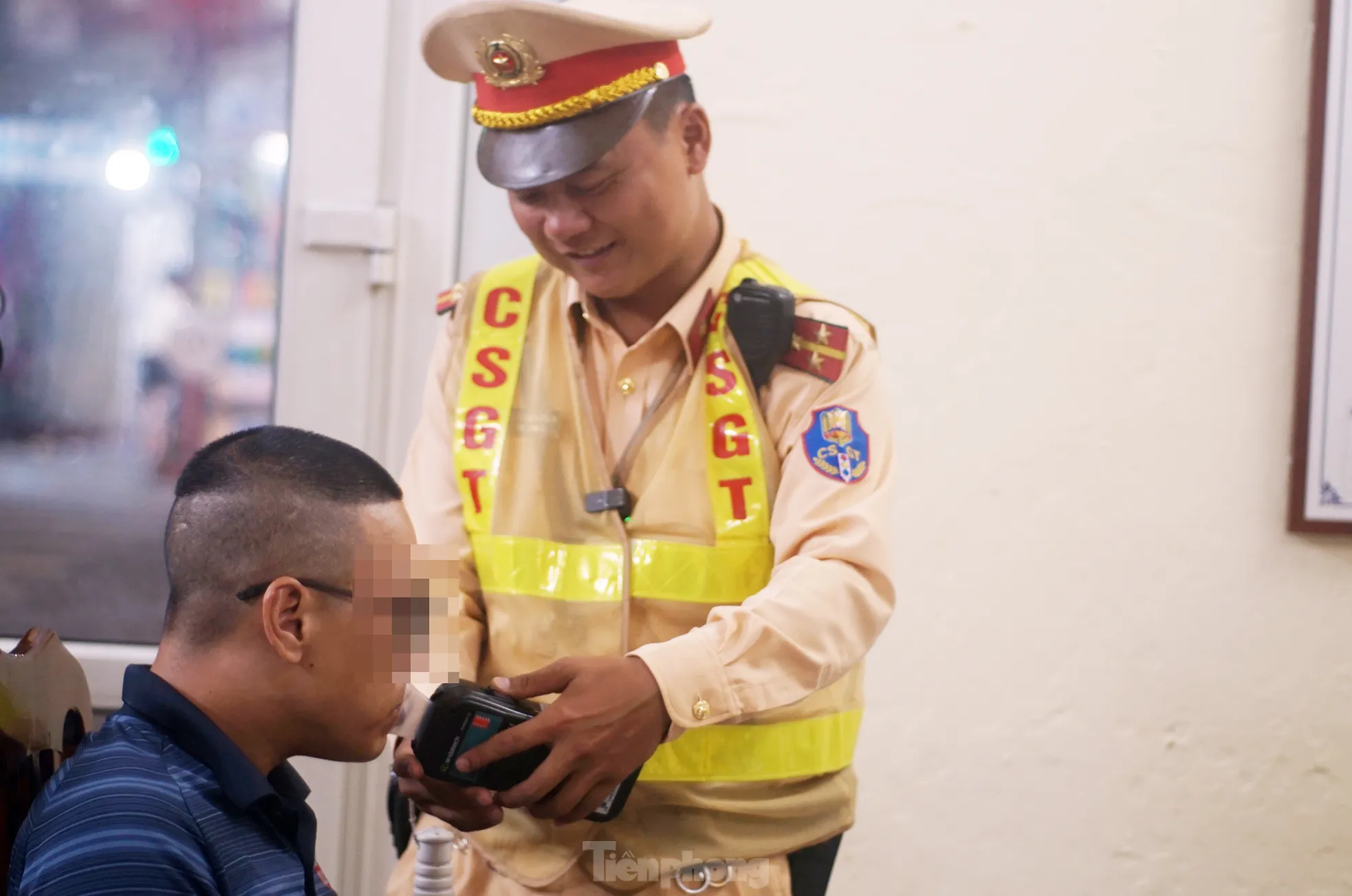 Phát hiện nhiều tài xế vi phạm nồng độ cồn khi chở vợ, con ở phố cổ Hà Nội- Ảnh 4.