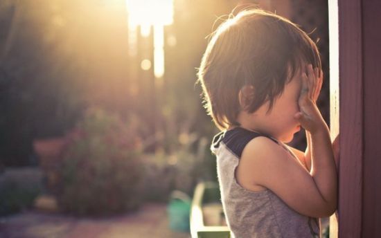 Gửi con 3 tuổi đi học hè cho tiện đi làm, mẹ sốc nặng khi về nhà con cứ ôm chặt quần, nói không đi vệ sinh được- Ảnh 2.