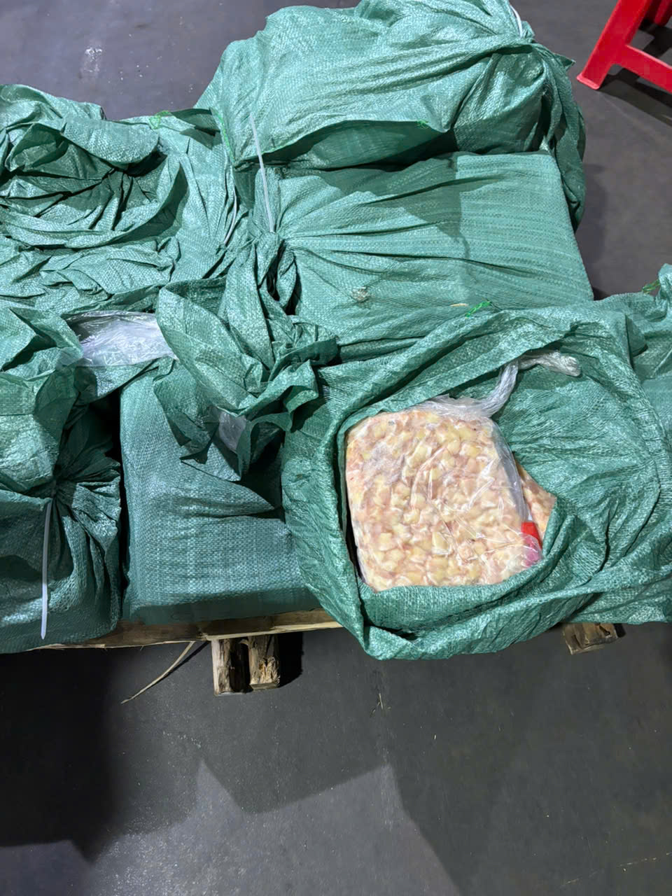 Bên trong kho lạnh ở TP HCM chứa hơn 70 tấn nội tạng, thịt không rõ nguồn gốc- Ảnh 7.