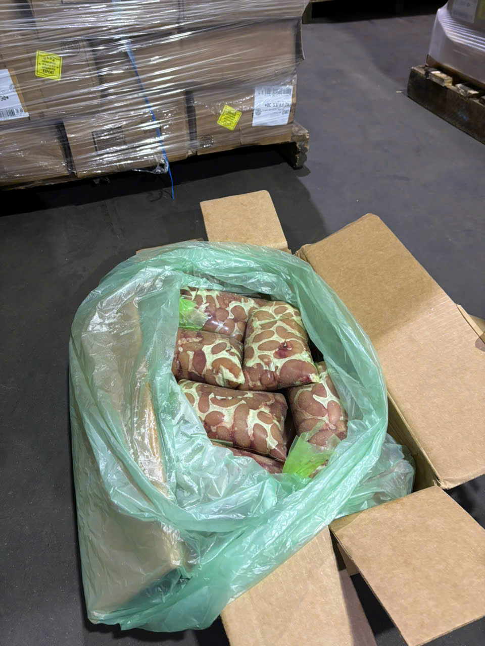 Bên trong kho lạnh ở TP HCM chứa hơn 70 tấn nội tạng, thịt không rõ nguồn gốc- Ảnh 9.