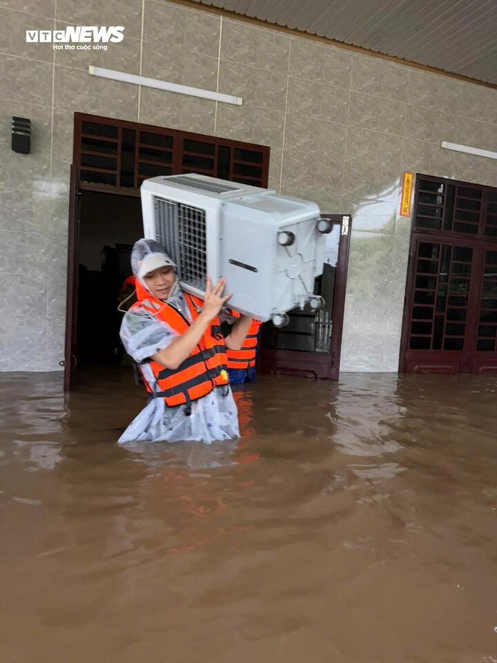 Hơn 2.700 nhà dân ở Quảng Nam, Quảng Trị chìm trong biển nước- Ảnh 2.
