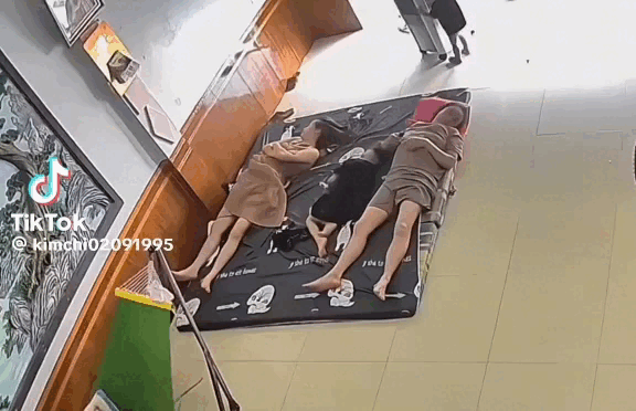 Sợ mẹ bị nóng, búp măng non kéo quạt ra báo hiếu nhưng "hiếu" thì mẹ chưa thấy đâu, chỉ thấy xây xẩm mặt mày, trời đất quay cuồng- Ảnh 1.