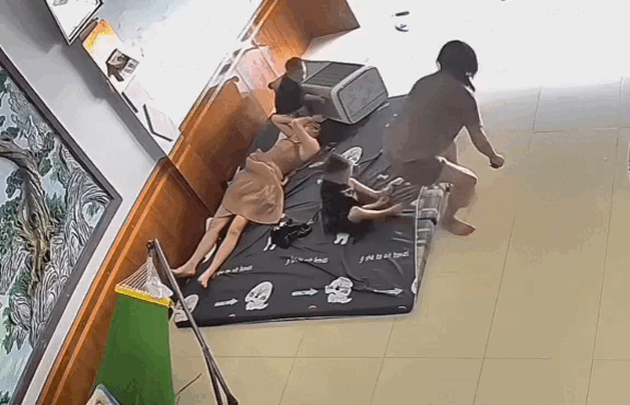 Sợ mẹ bị nóng, búp măng non kéo quạt ra báo hiếu nhưng "hiếu" thì mẹ chưa thấy đâu, chỉ thấy xây xẩm mặt mày, trời đất quay cuồng- Ảnh 3.