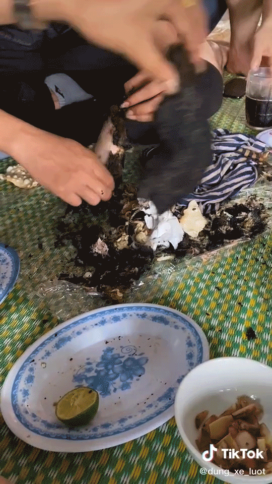 Món đen sì như than cháy khiến ai cũng tưởng khoai nướng, hoá ra là đặc sản 