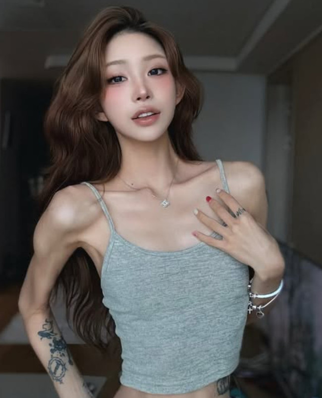 Con gái cố diễn viên Choi Jin Sil gây sốc với thân hình gầy trơ xương, toàn thân xăm kín, chỉ nặng 41kg- Ảnh 1. Con gái cố diễn viên Choi Jin Sil gây sốc với thân hình gầy trơ xương, toàn thân xăm kín, chỉ nặng 41kg- Ảnh 1.