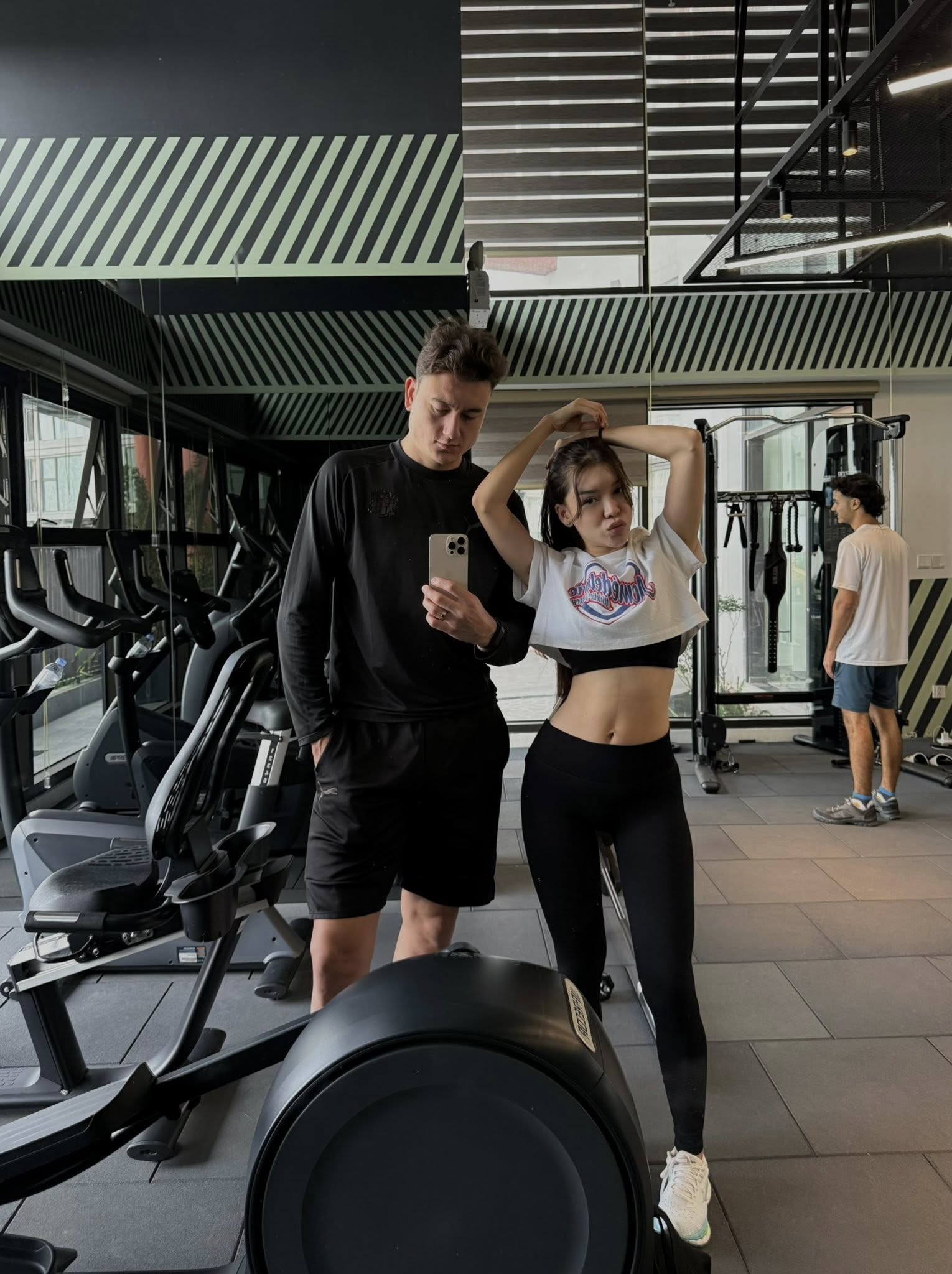 "Cam thường" bóc trần nhan sắc Yến Xuân khi cùng Văn Lâm hẹn hò, đánh bay bụng ngấn mỡ thần tốc sau sinh nhờ đâu?- Ảnh 5.