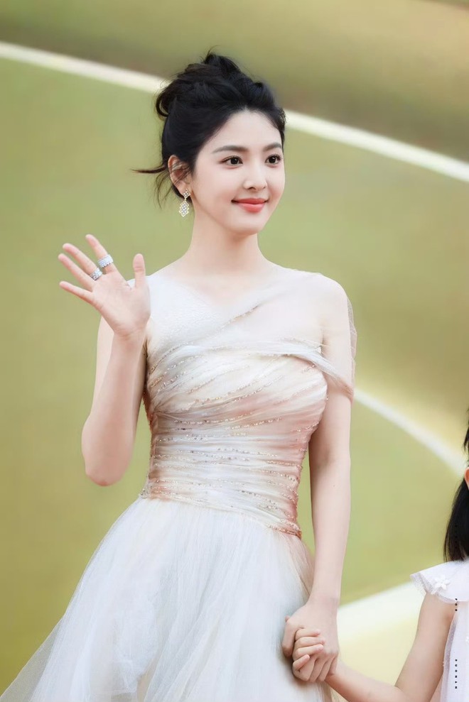 Chương Nhược Nam đổi style, netizen khen hết lời- Ảnh 14. Chương Nhược Nam đổi style, netizen khen hết lời- Ảnh 14.
