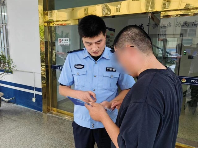Sáng ra ngân hàng gửi 20 tỷ đồng, đến chiều toàn bộ số tiền đã "bốc hơi": Cú nhấp chuột tai hại khiến người đàn ông sập bẫy lừa đảo không ngờ tới- Ảnh 1.