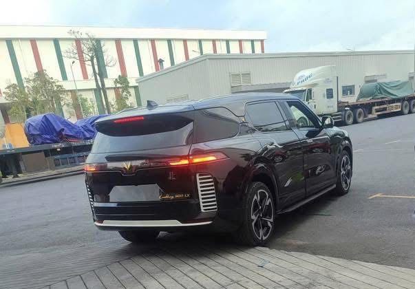 Lộ ảnh xe VinFast mới: Nhiều chi tiết giống VF 9, có thể chống đạn, đại lý báo ra mắt tháng 8 tới- Ảnh 4.