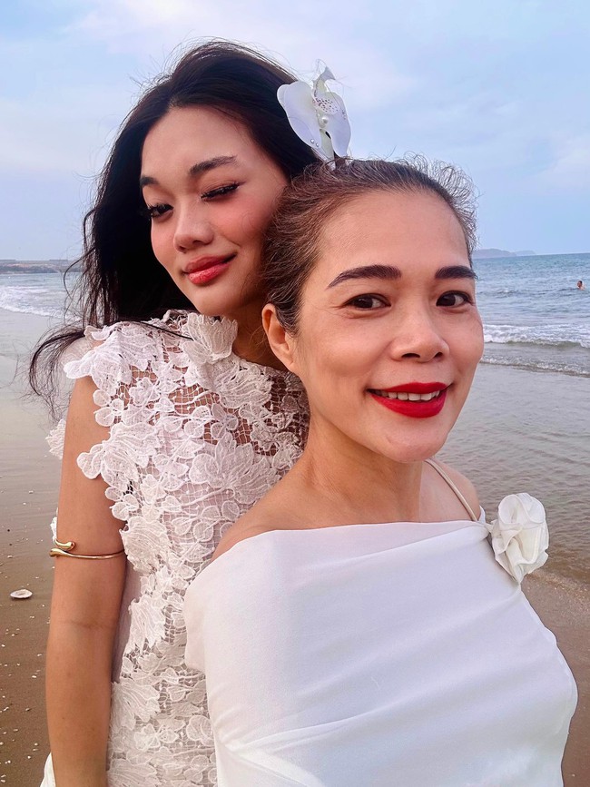Ca sĩ Việt là 