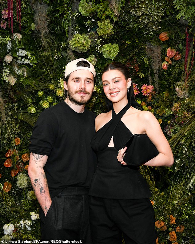 Nực cười story của cậu cả nhà Beckham khi bố được phong 