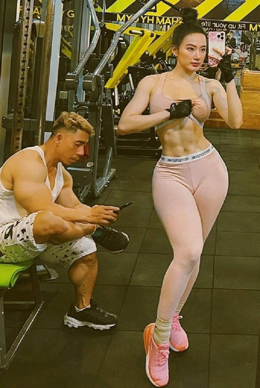 Mỹ nhân cơ bắp Angela Phương Trinh gây choáng khi diện đồ 
