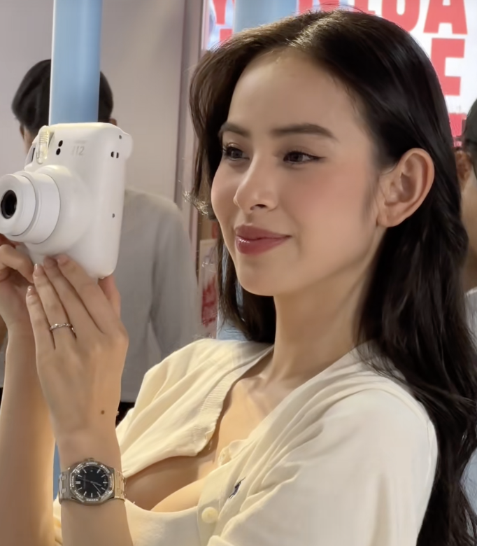 "Tóm dính" Hương Liên ngoài đời sau đám hỏi với chồng gia thế khủng, né gấp khi nhận 1 câu hỏi- Ảnh 2.