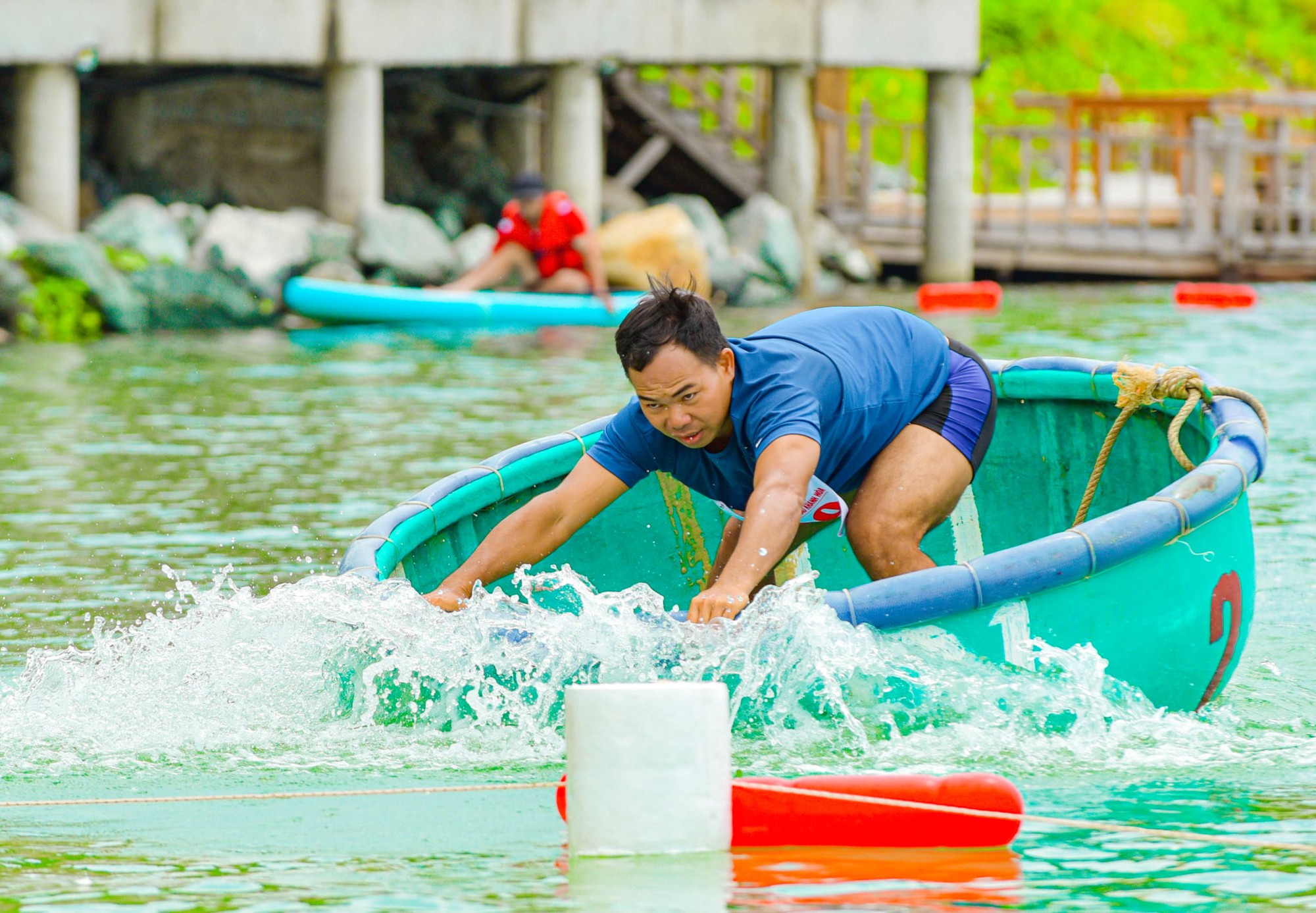 Hội thi bơi, lắc thuyền thúng làm sôi động Lễ hội Du lịch Nha Trang- Ảnh 6.