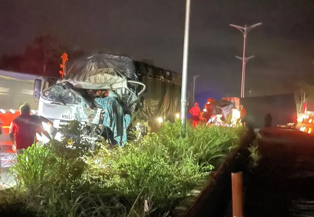 Hiện trường vụ hai xe tải đấu đầu khiến 4 người thương vong ở Bình Dương- Ảnh 7.