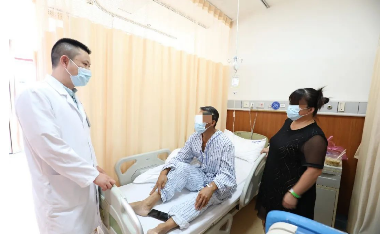 Người đàn ông 49 tuổi bị ung thư gan vì 1 một thói quen trước khi ngủ: Bác sĩ cảnh báo nhiều nam giới đang mắc phải, bỏ ngay kẻo muộn- Ảnh 1.