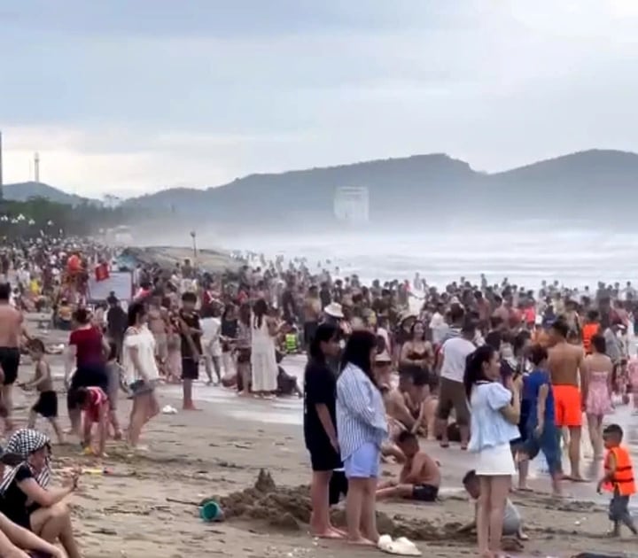 Sáng nay, hơn 20 du khách đuối nước ở biển Cửa Lò- Ảnh 1.