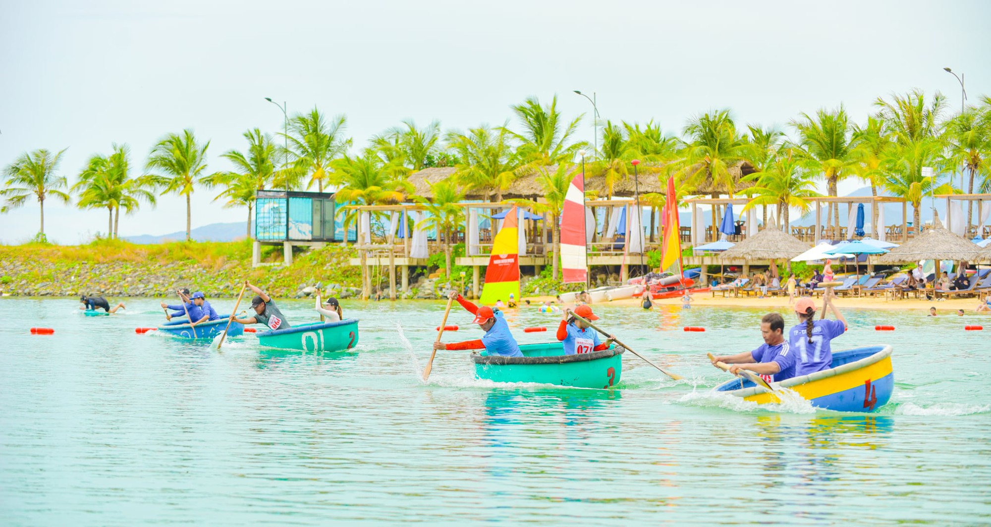 Hội thi bơi, lắc thuyền thúng làm sôi động Lễ hội Du lịch Nha Trang- Ảnh 1.